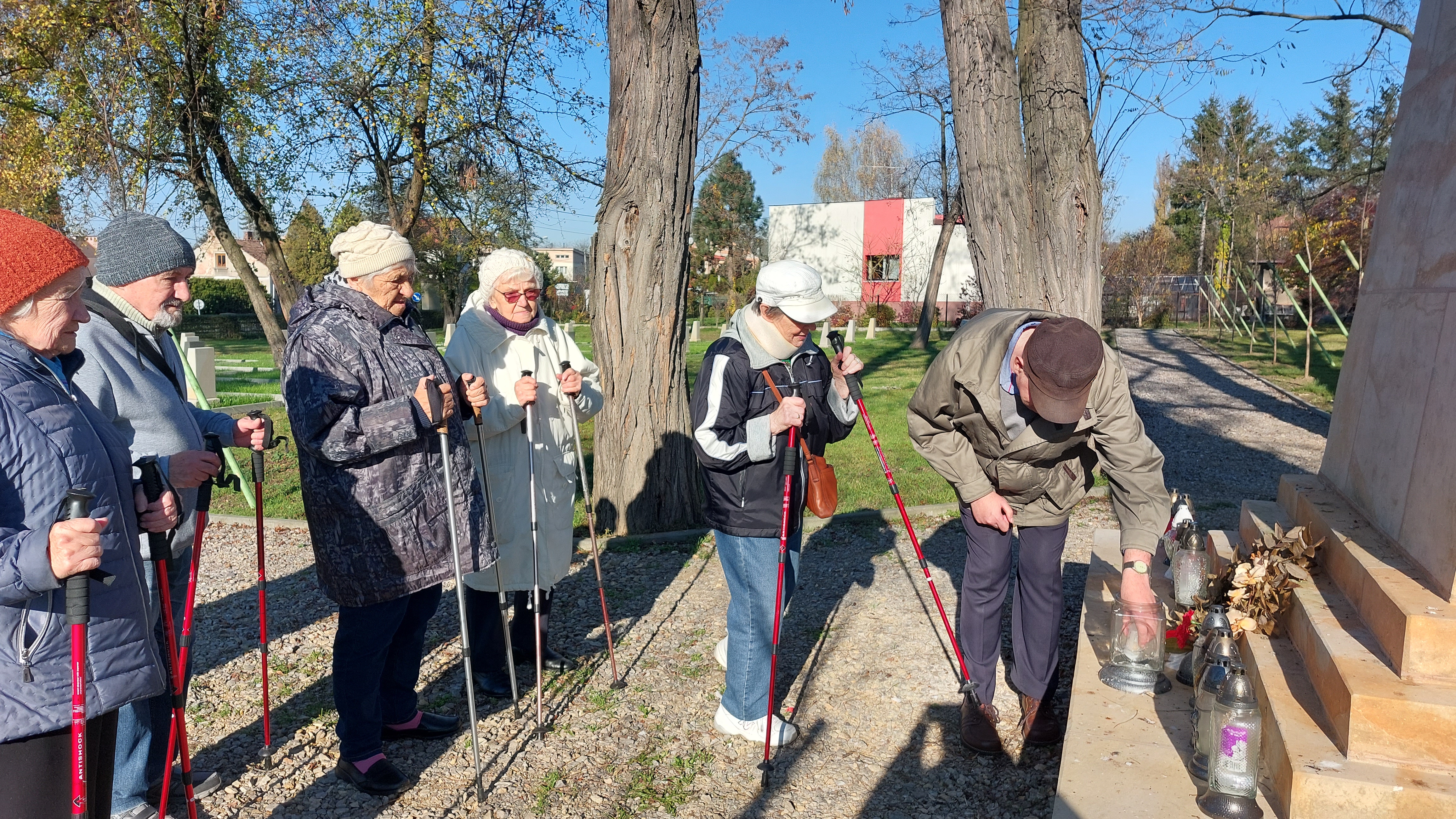 Seniorzy zapalają znicz na Cmentarzu Wojskowym