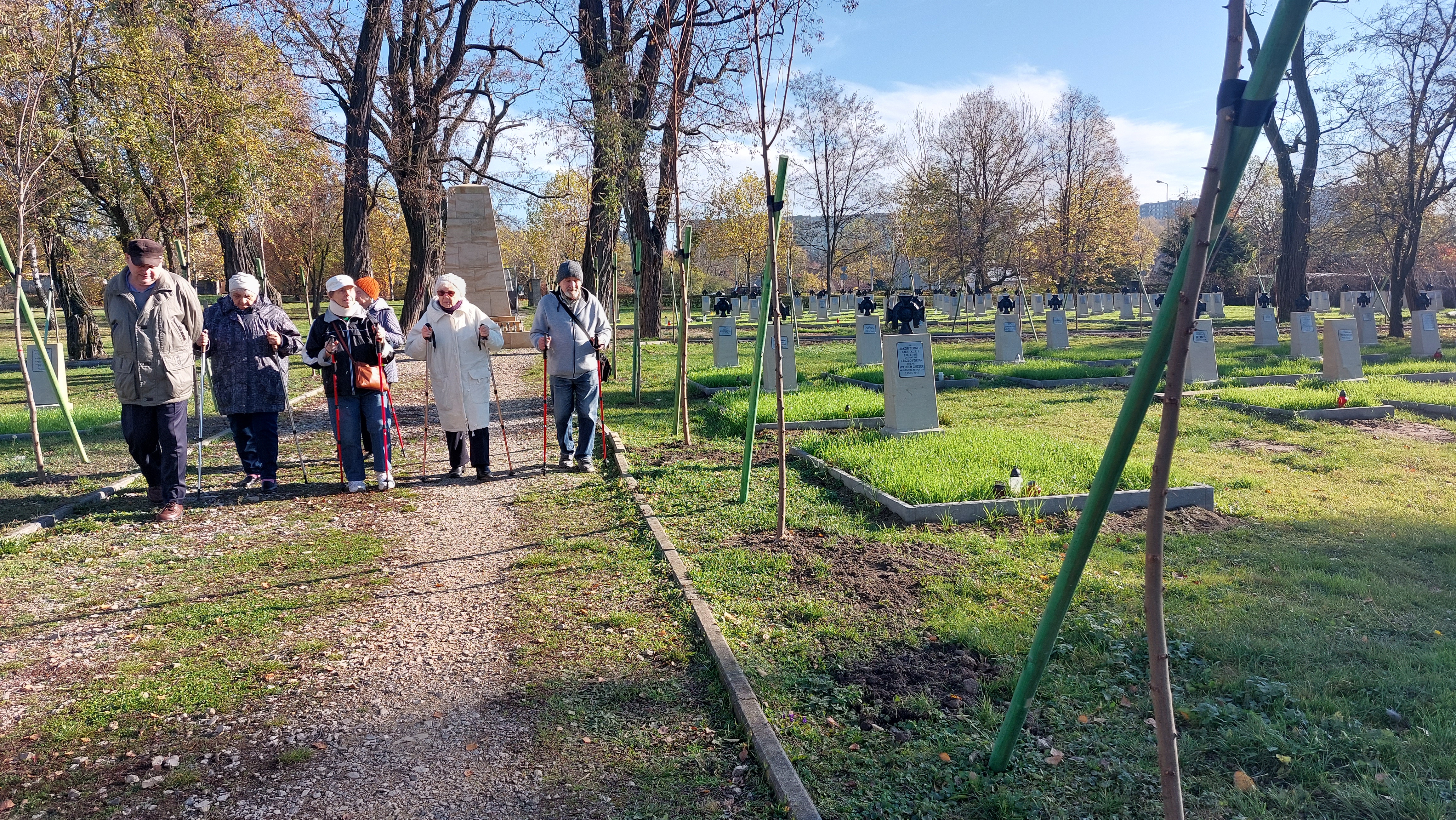 Seniorzy wracają z cmentarza