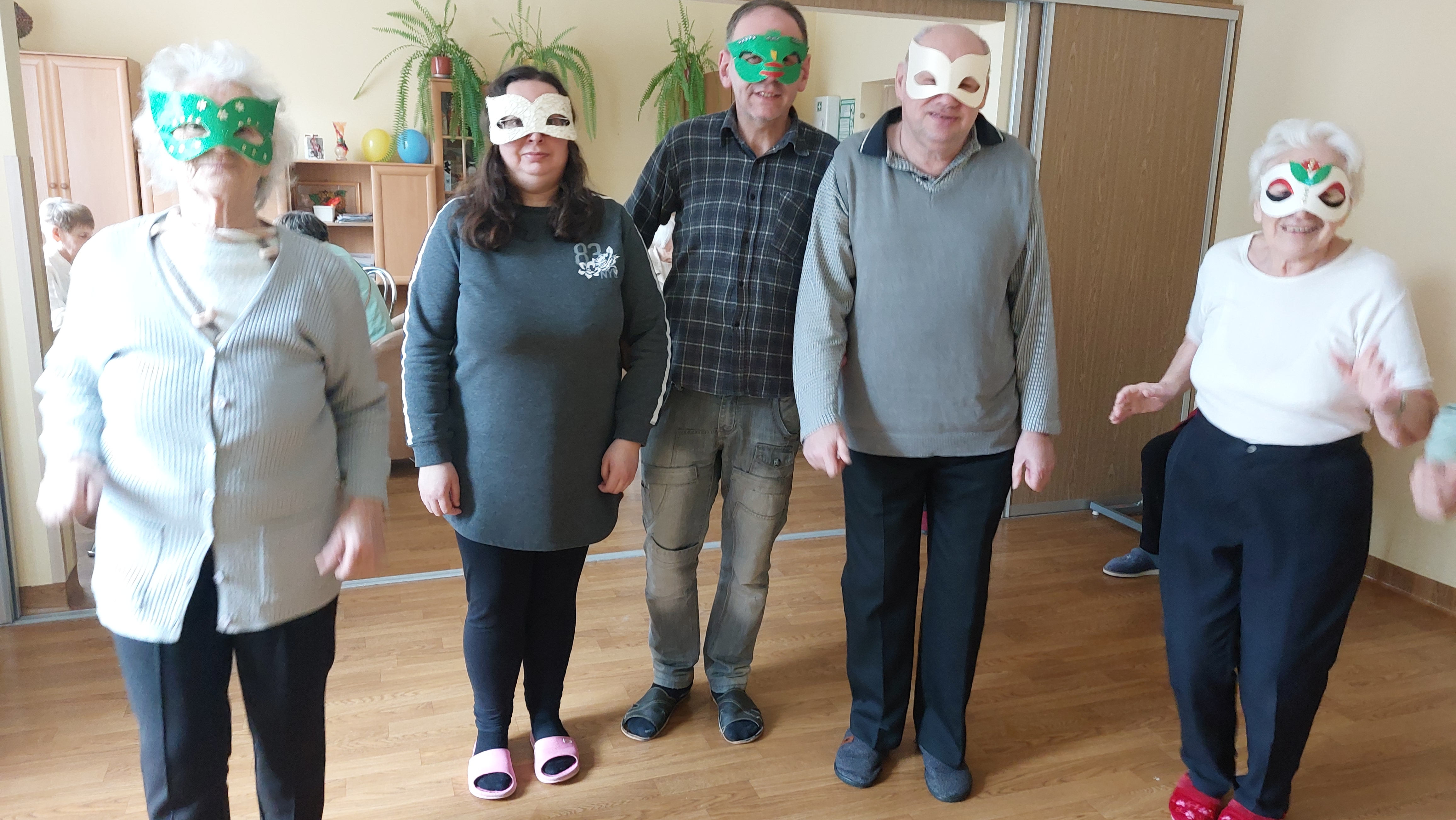 Grupa 5 Seniorów oraz Seniorek w maskach karnawałowych
