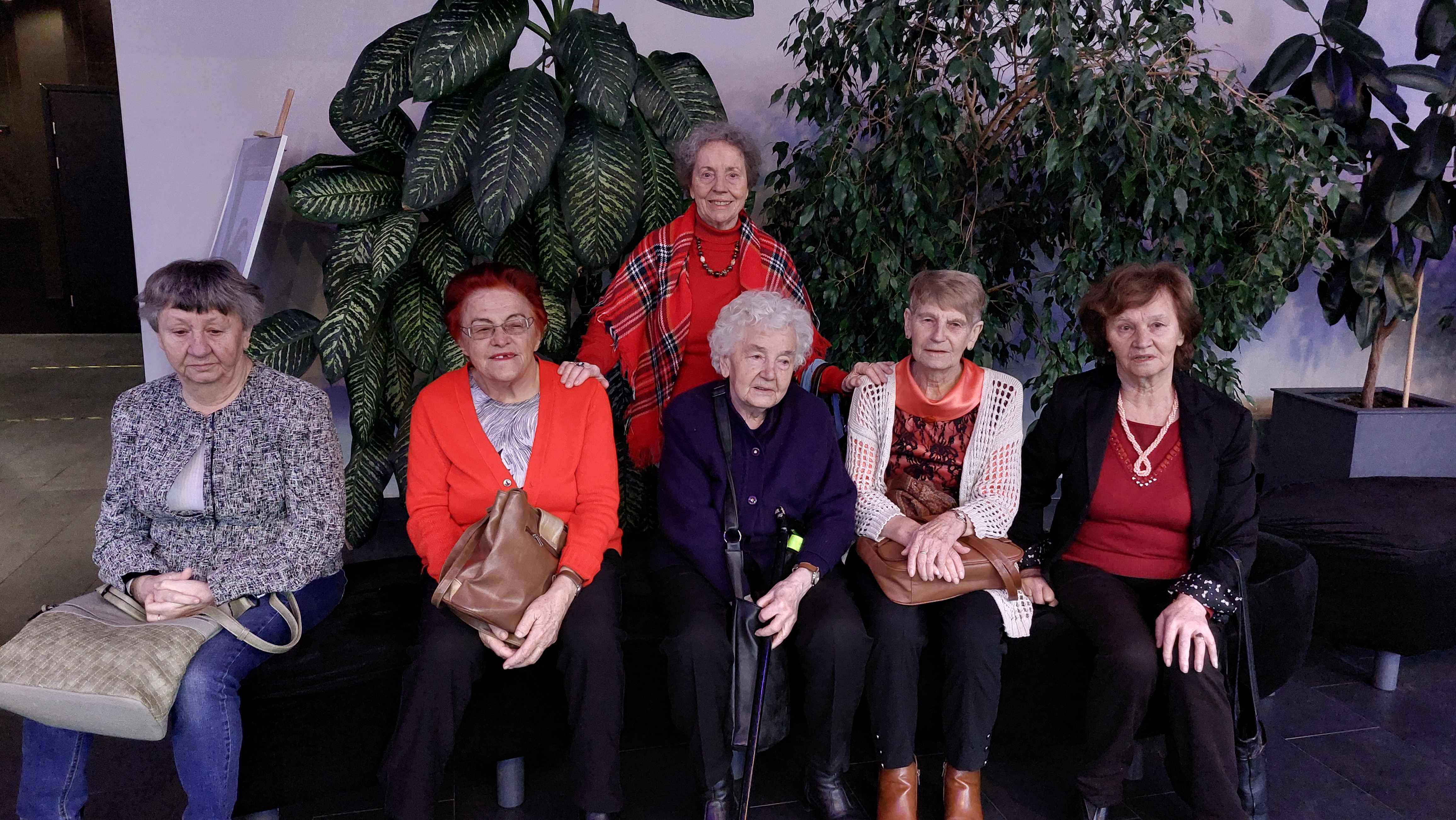 Grupowe zdjęcie Seniorów w głównej sali teatru 