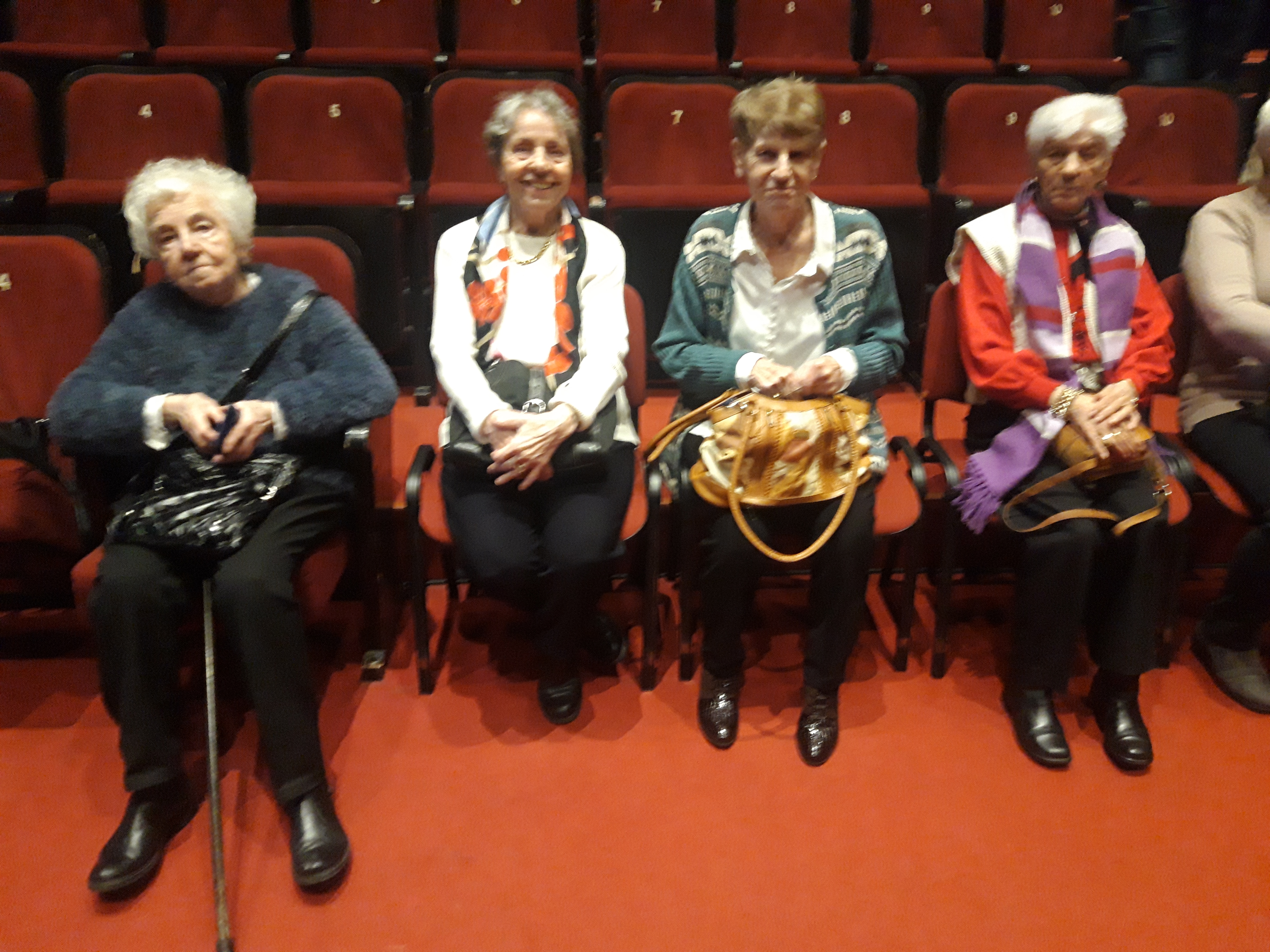 Cztery Seniorki siedzą w pierszym rzędzie