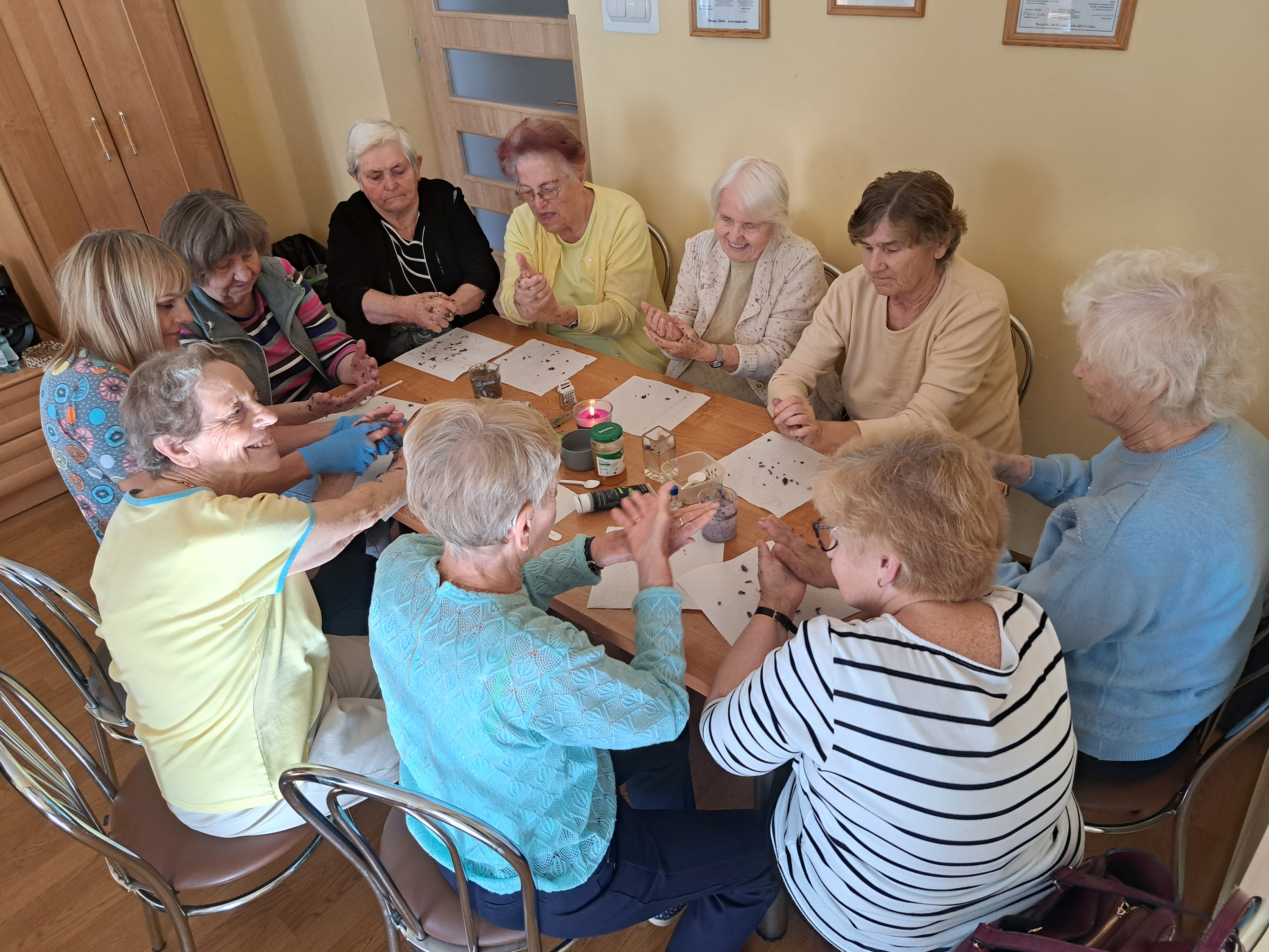 Kolejne ujęcie na Seniorki pracujące nad kosmetykami