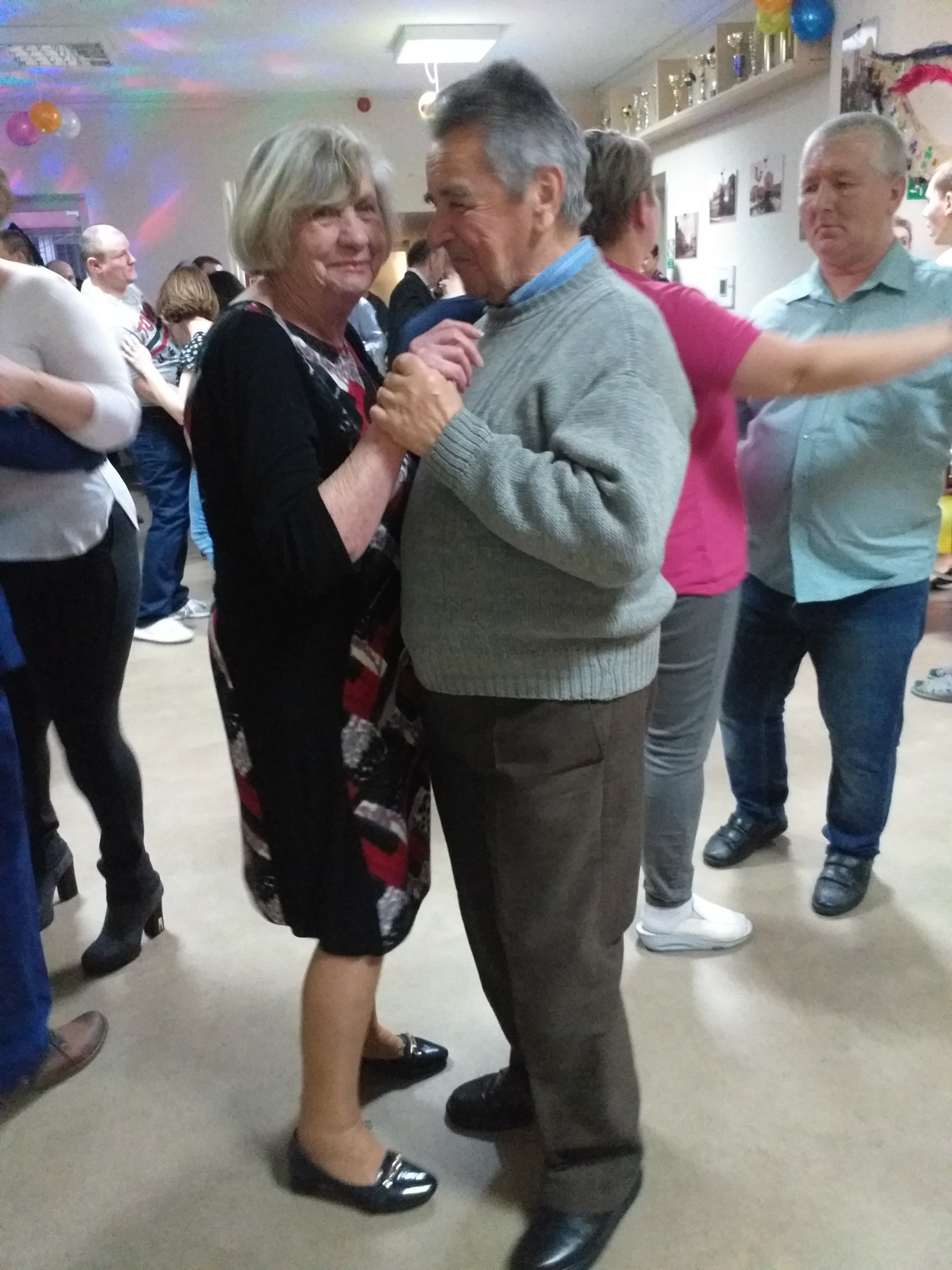 Para seniorów tańczy