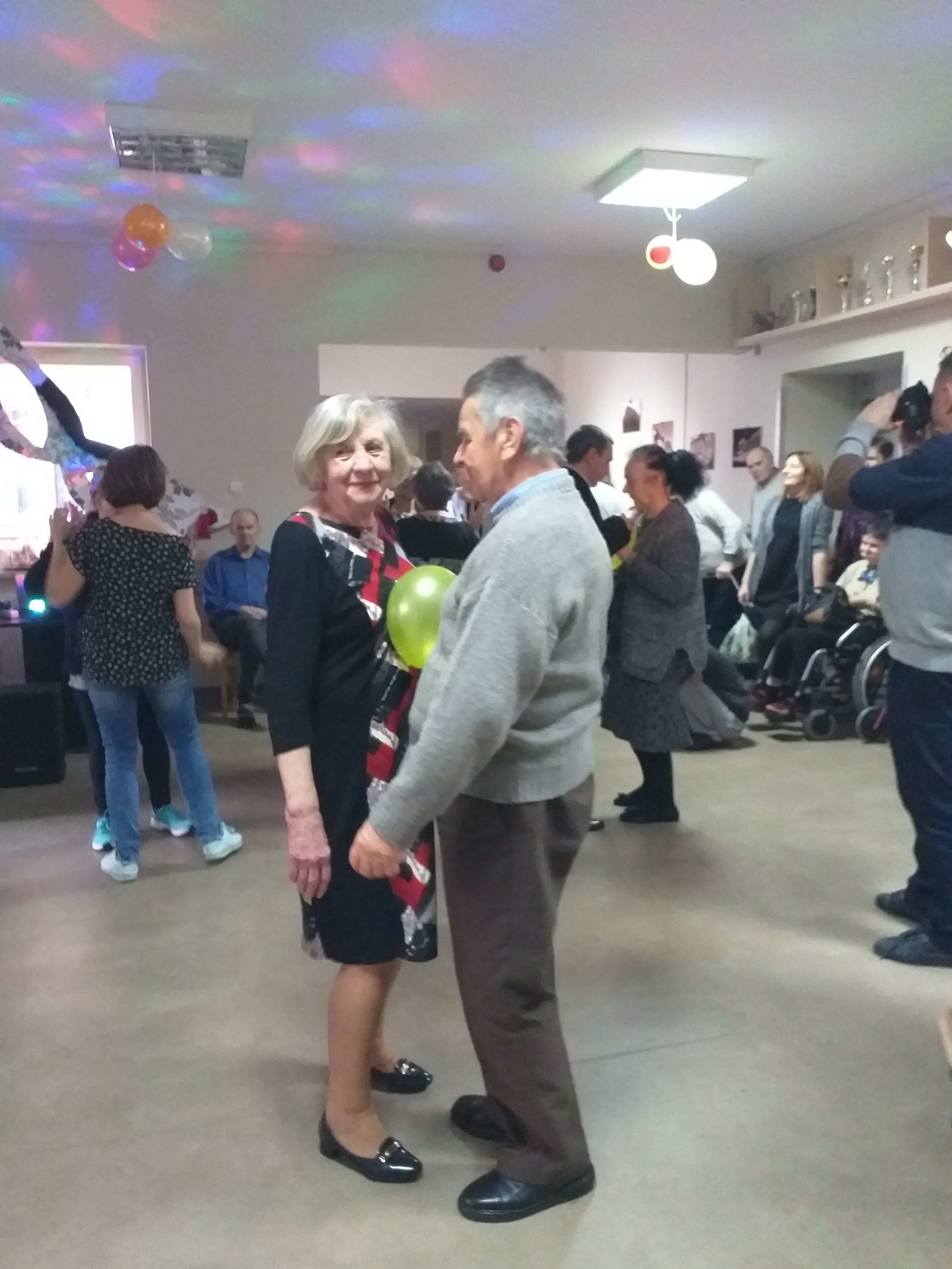Dwoje seniorów tańczy