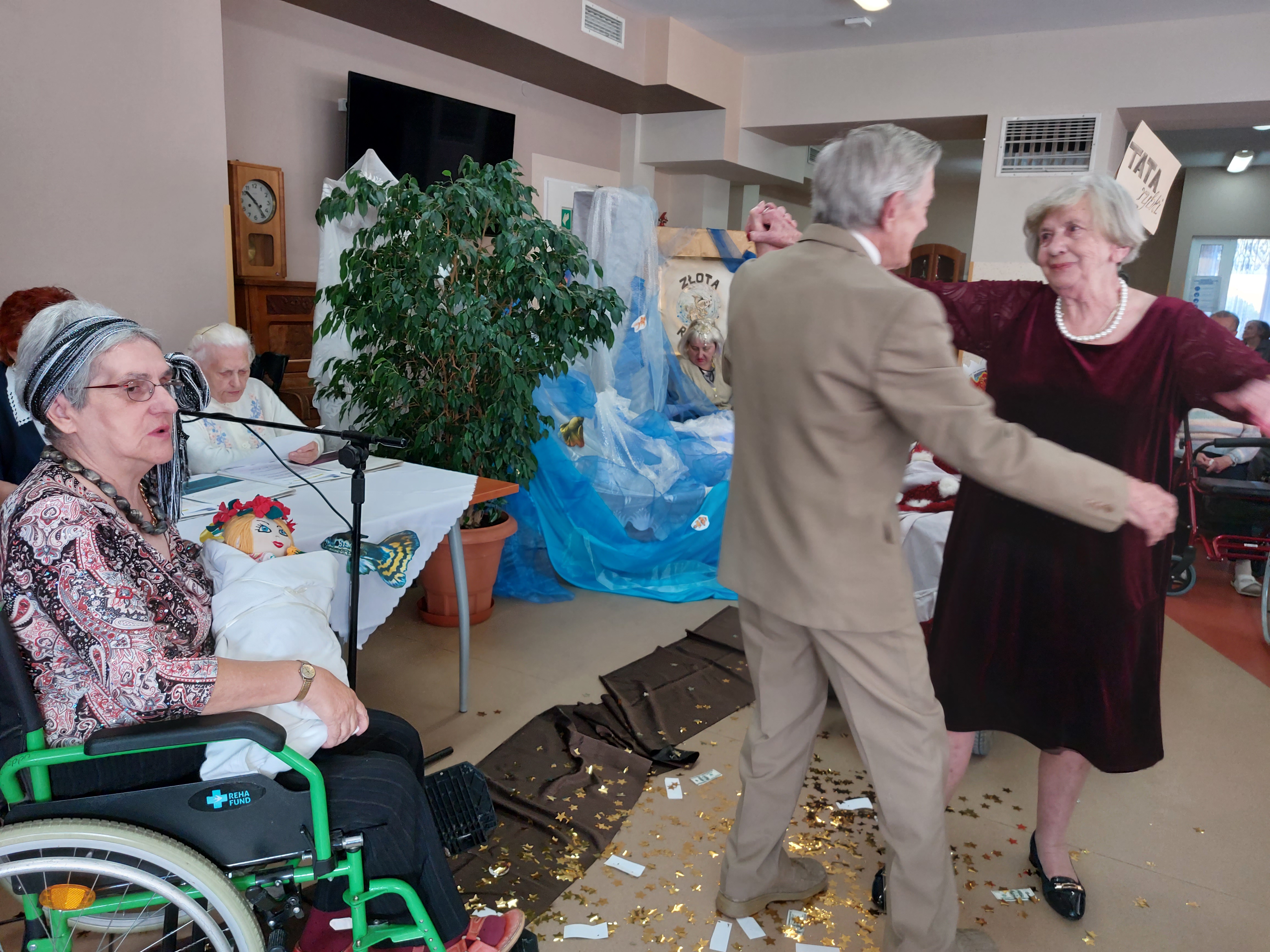 Seniorzy tańczą w parze