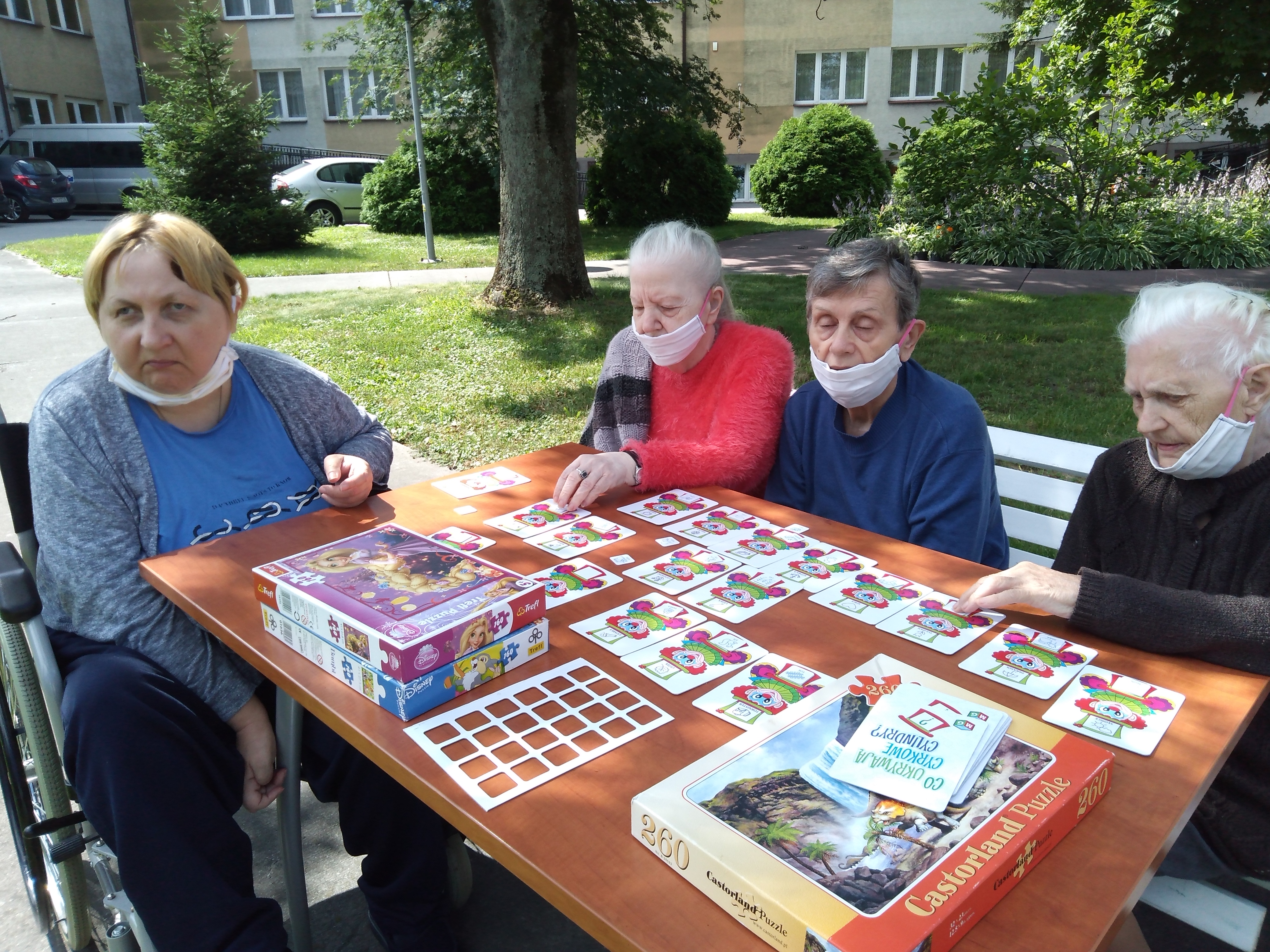 Seniorzy grają w grę planszową
