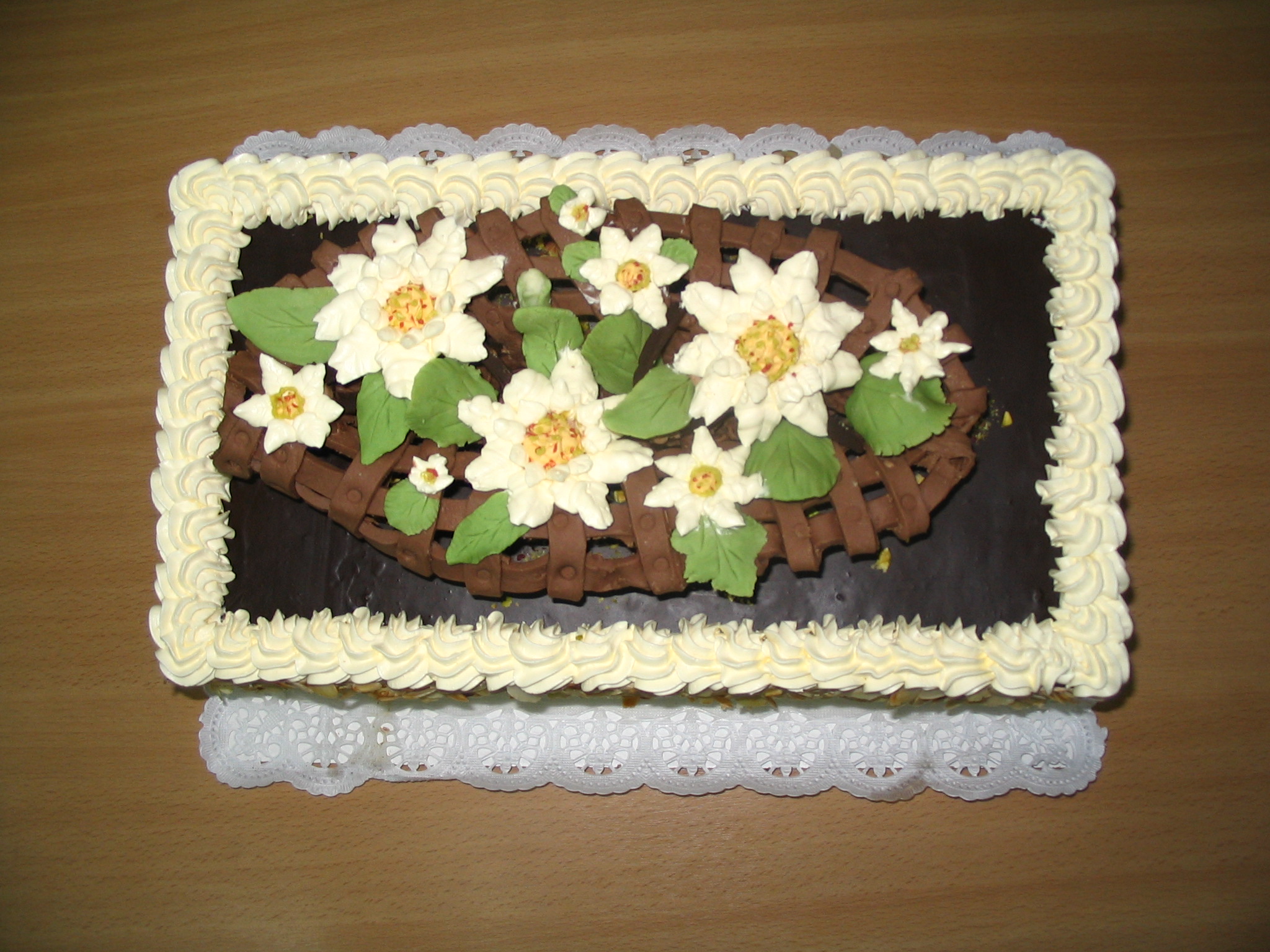 Tort z ułożonymi z masy białymi kwiatami