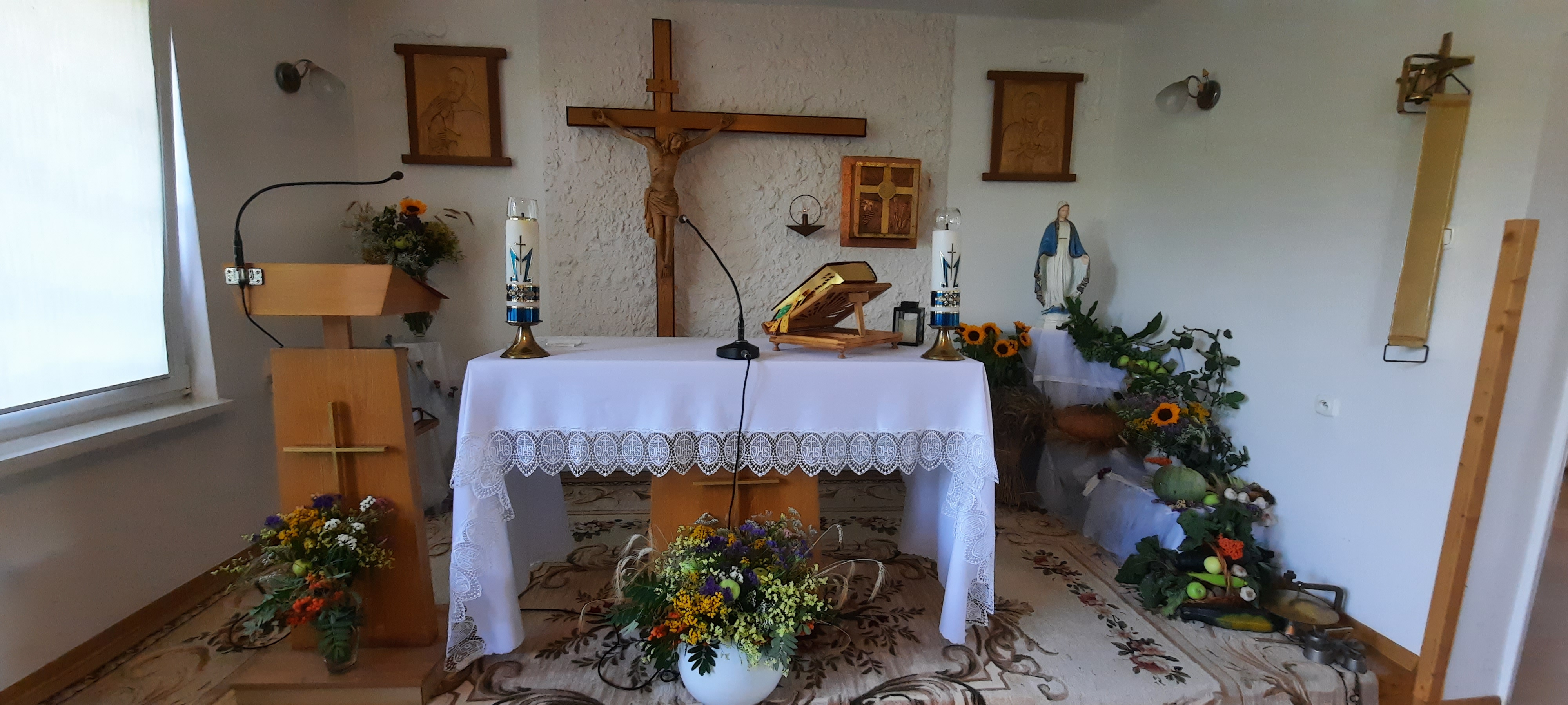 Ołtarz w kościele, przyozdobioniy kwiatami i ziołami