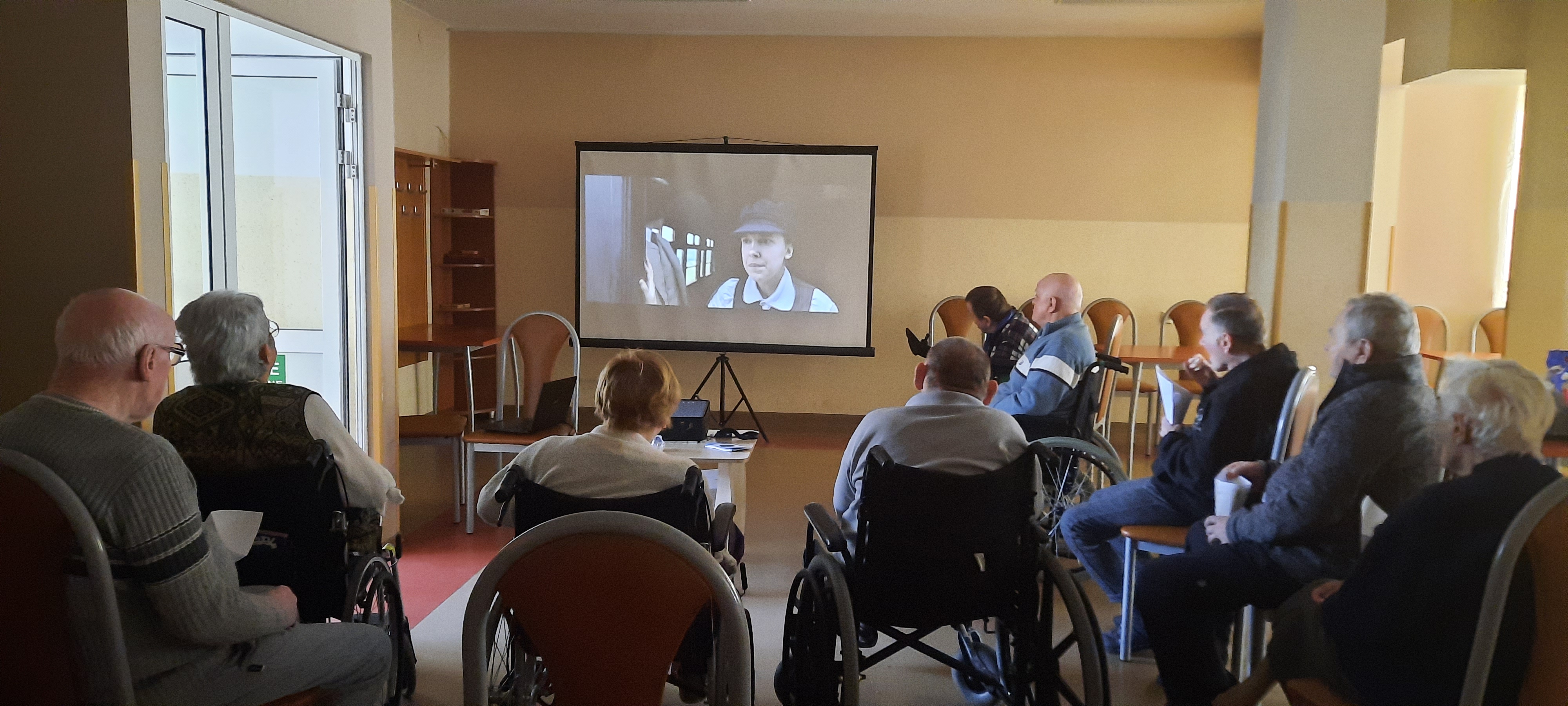 Grupa Seniorów ogląda film Enola Holmes