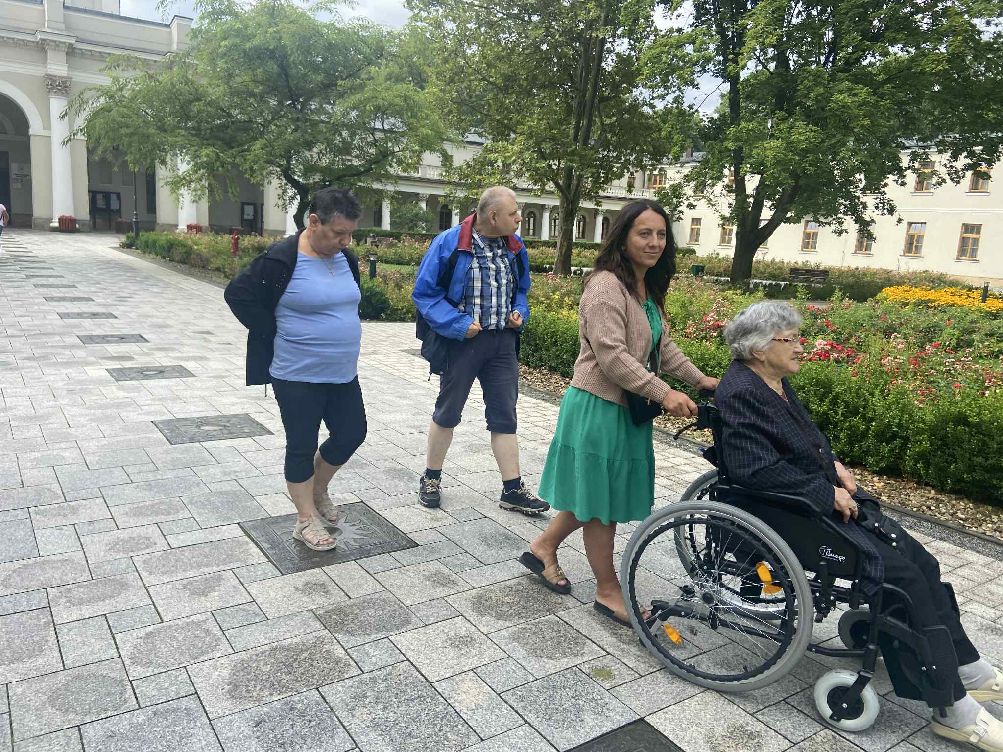 Wycieczka spaceruje w parku