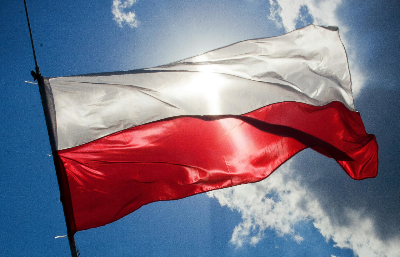 Biało czerwona flaga Polski na tle nieba