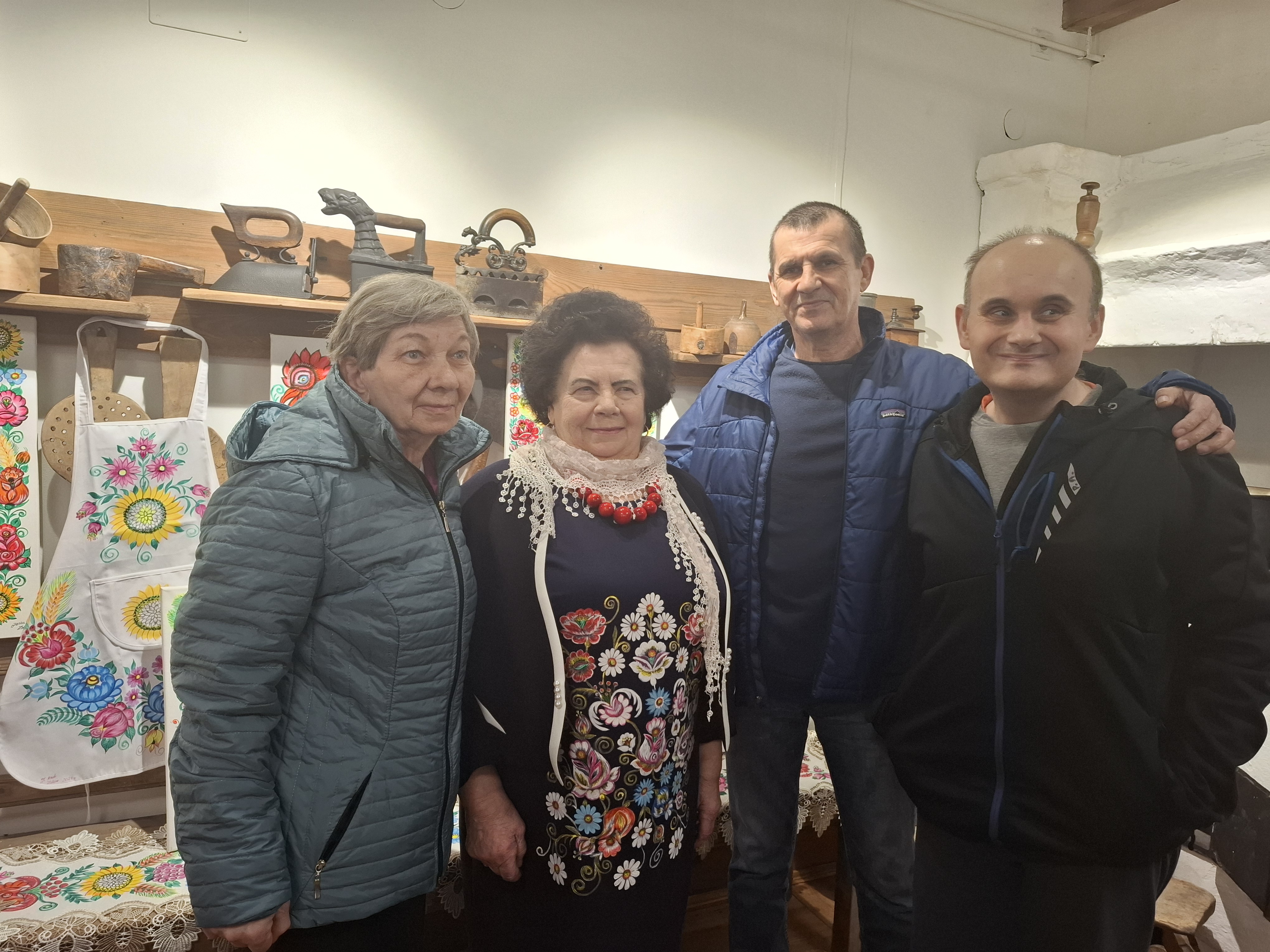 Fryzjerka pokazuje w lustrze drugiej kobiecie jej nową fryzurę