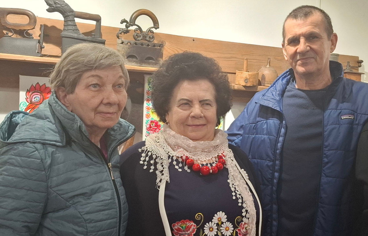 Uczennice, Seniorka oraz Pracowniczka działu Terapii pozują do zdjęcia