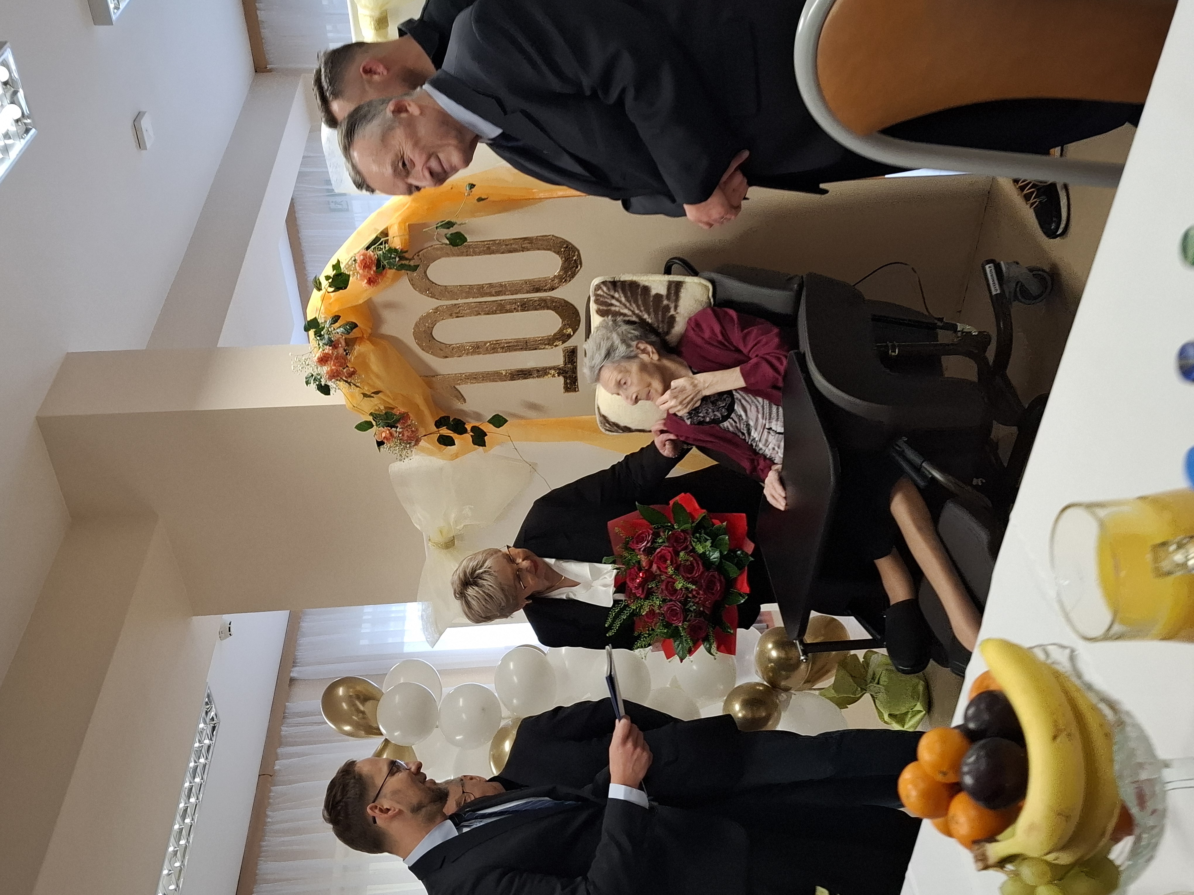 Pani Zofia otrzymuje kwiaty oraz gratulacje od Prezydenta Miasta Tarnowa