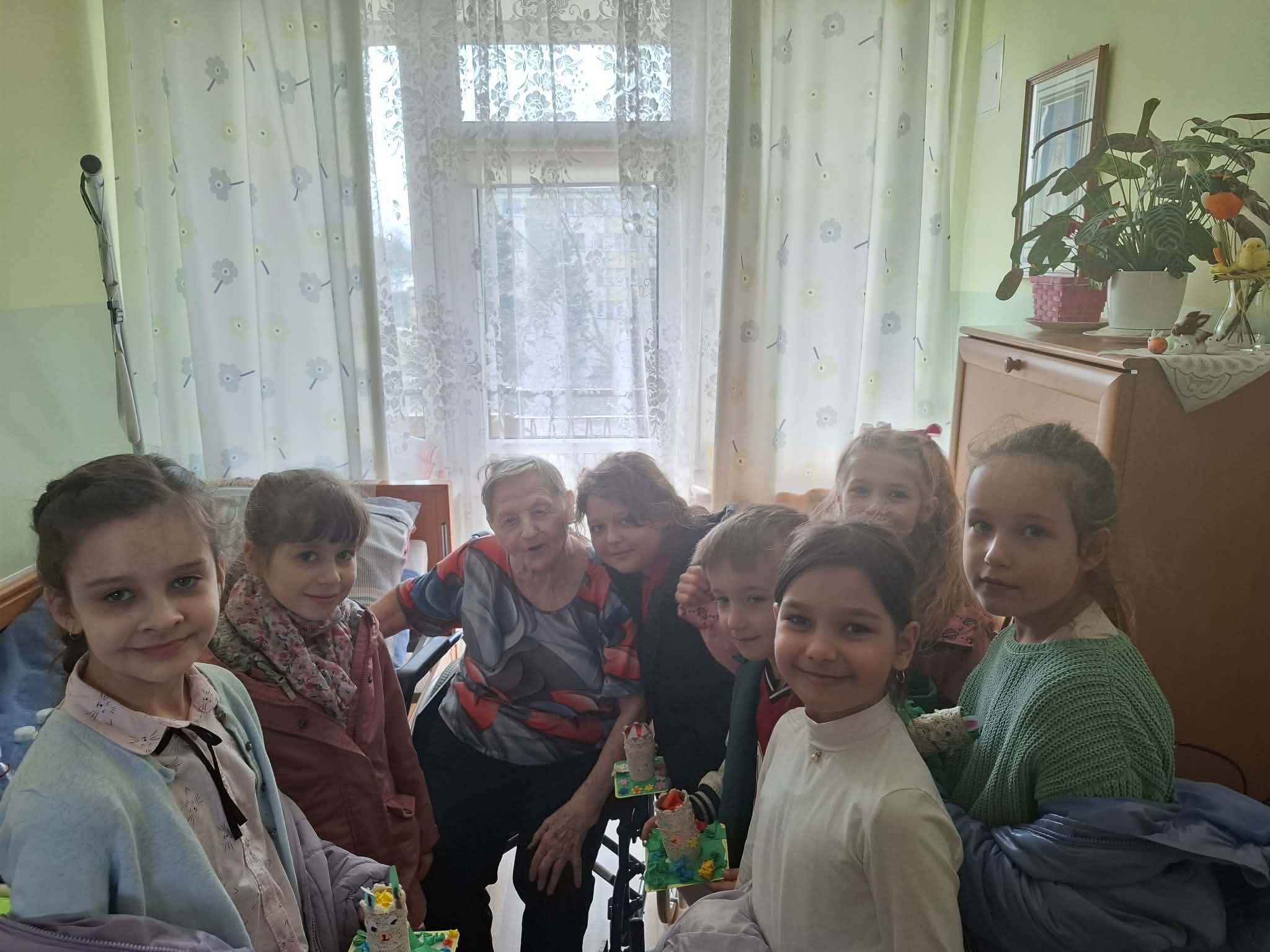 Grupa dziewczynek pozuje do zdjęcia z dwoma Seniorkami