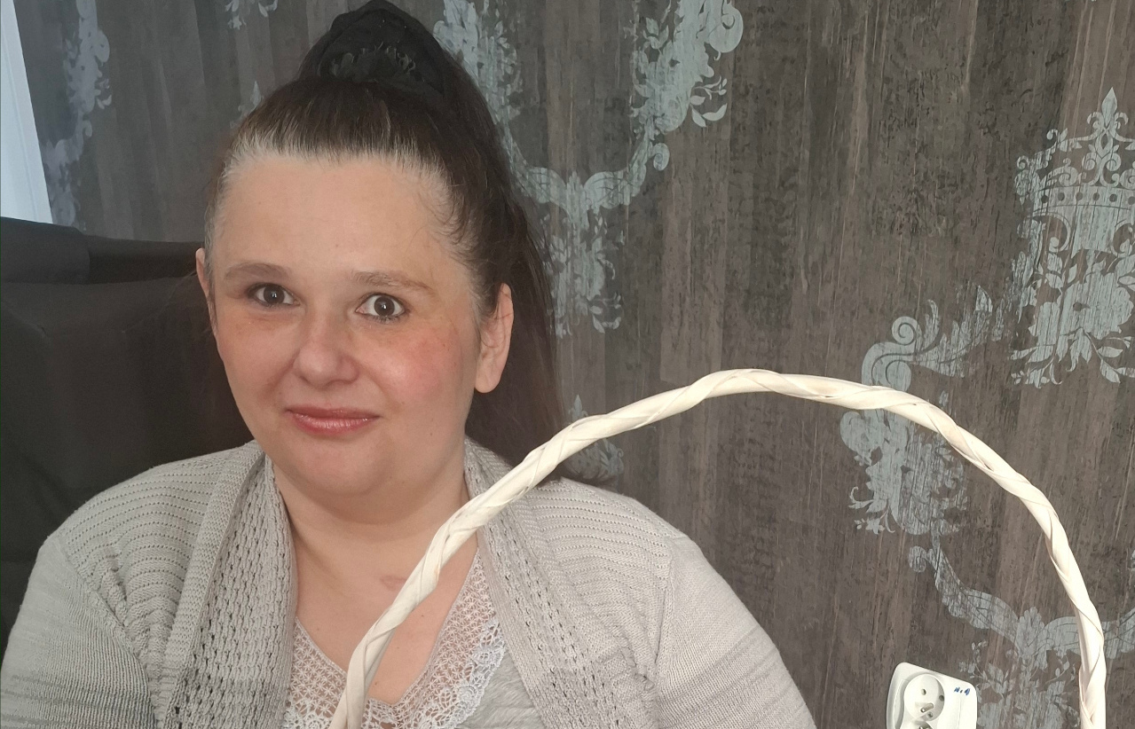 Zdjęcie portretowe kobiety o brązowych włosach i jasnej cerze