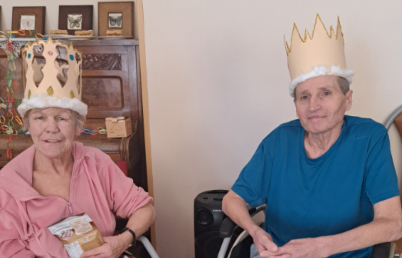 Dwie Seniorki w koronach wykonanych z papieru