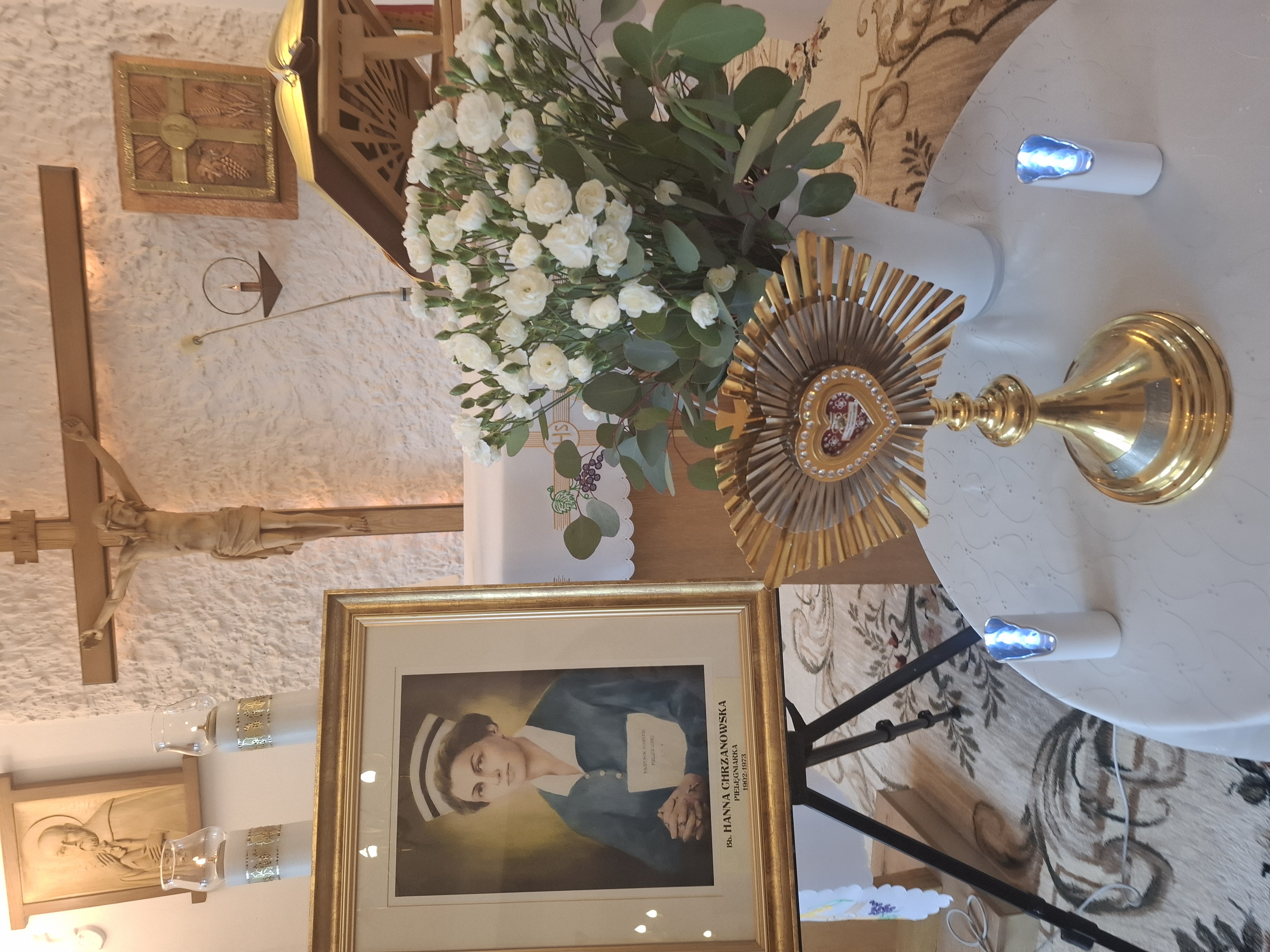 Grupa dzieci występuje przed Seniorami, niektóre trzymają makiety drzew w rękach