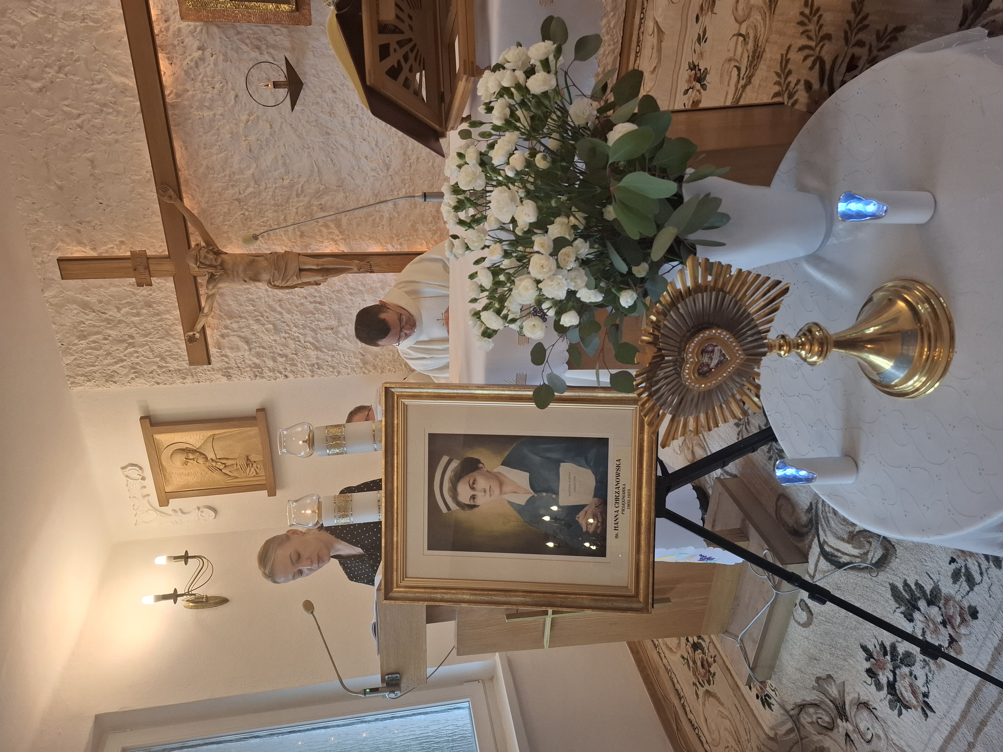 Seniorzy siedzą przy stole, jedzą ciasteczka i piją kawę