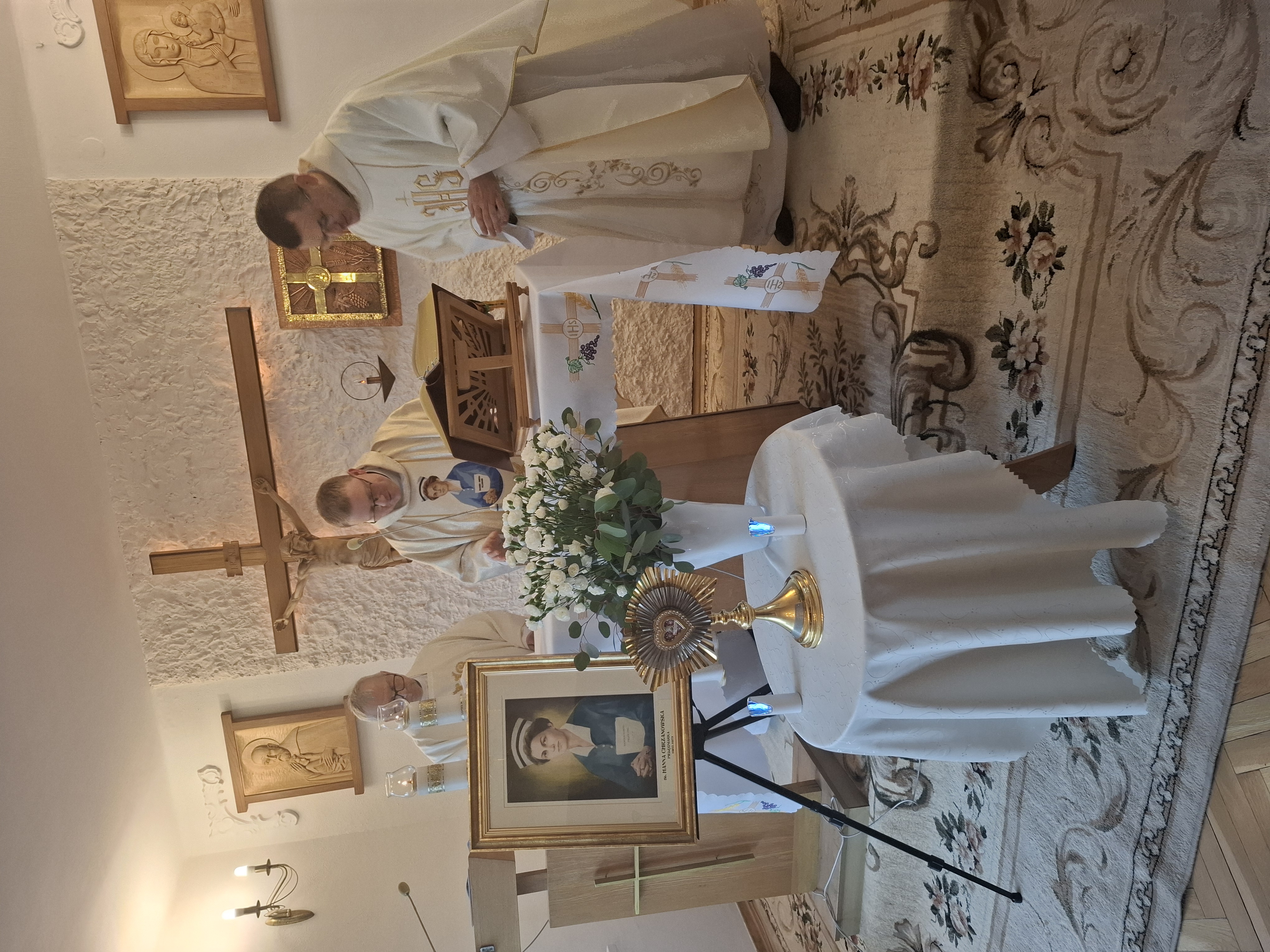 Seniorzy siedzą przy stole, jedzą ciasteczka i piją kawę