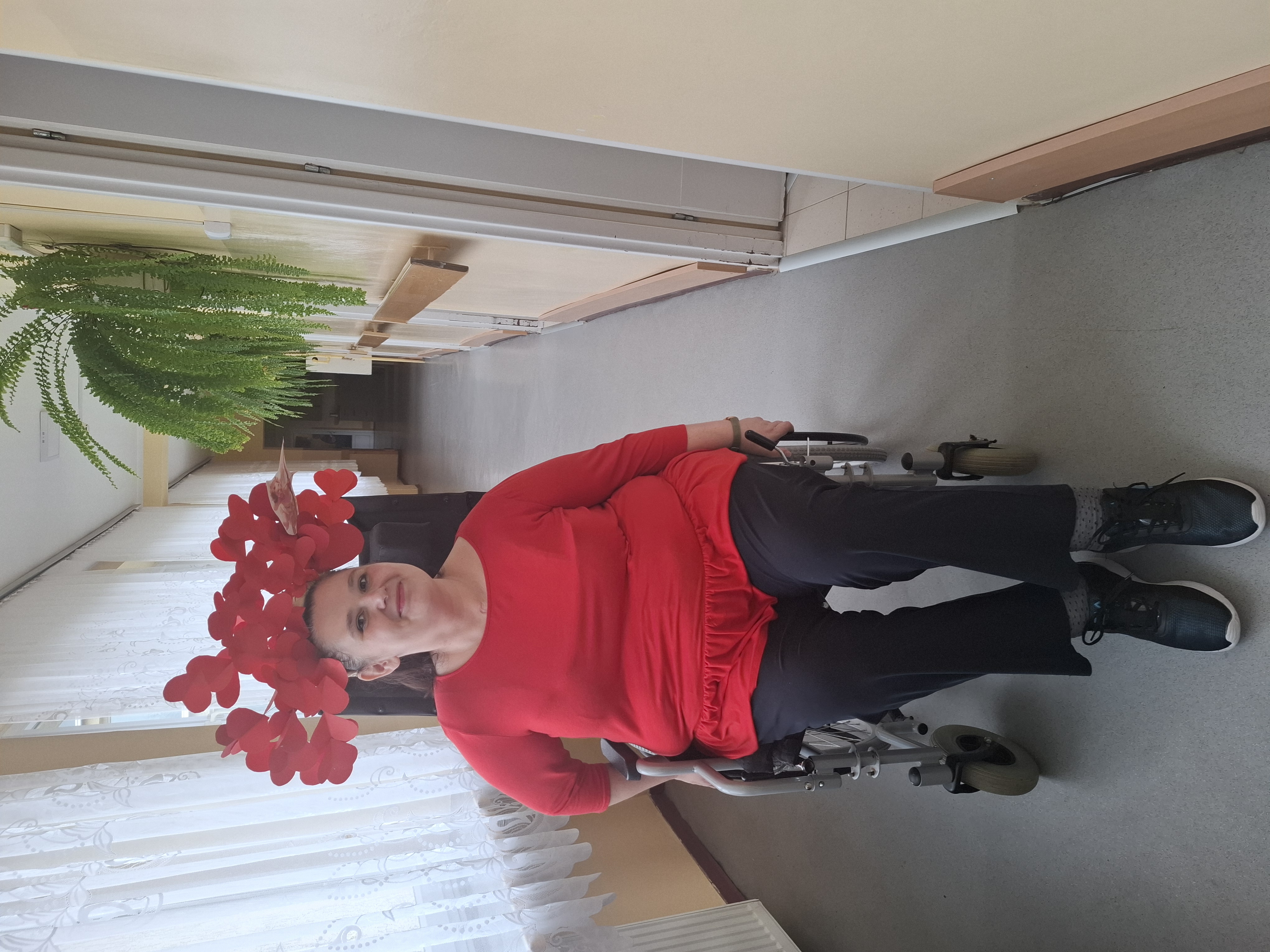 Grupa dzieci występuje przed Seniorami, niektóre trzymają makiety drzew w rękach